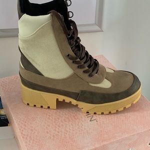 Women’s size 9 command boots
